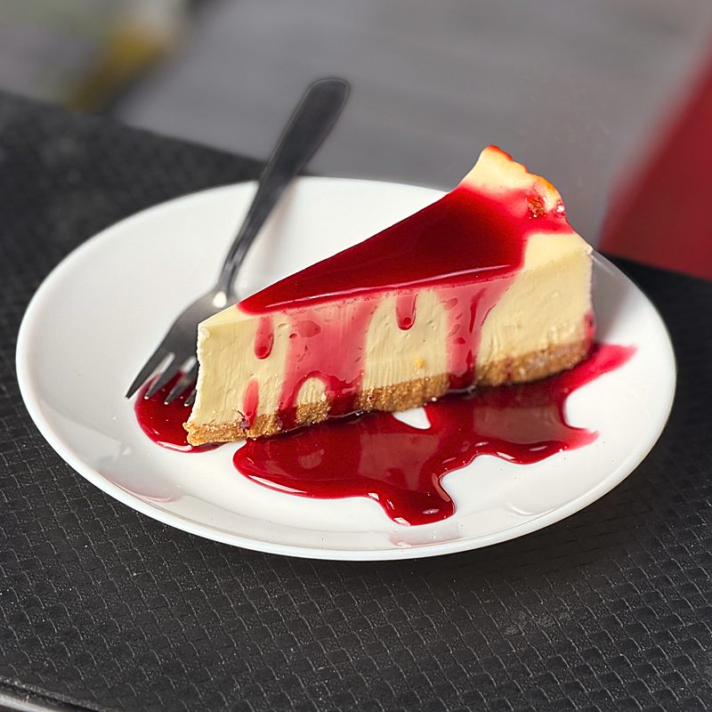 Fetta di cheesecake ai frutti di bosco