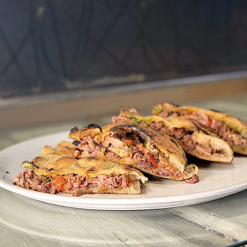 Focaccia farcita tagliata a spicchi nel piatto