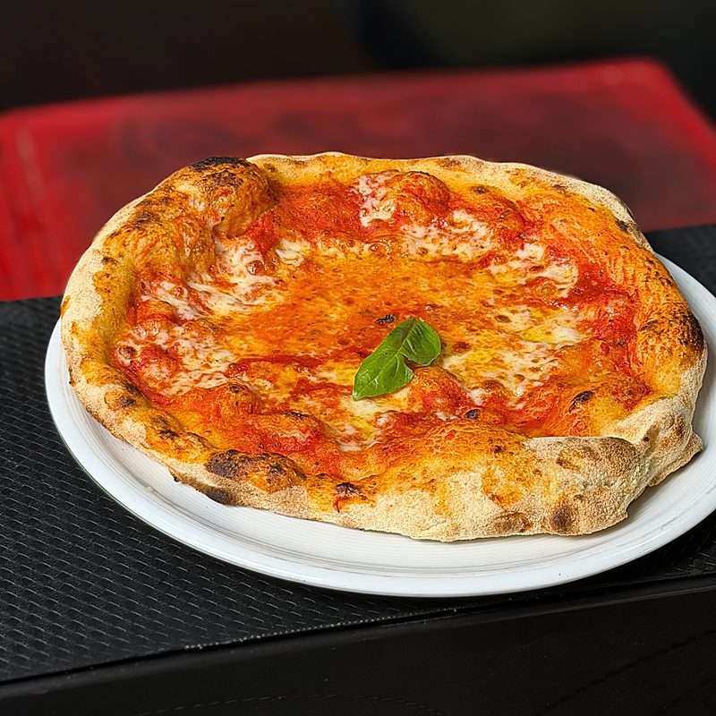 La margherita dell'Angolo Rosso servita nel piatto