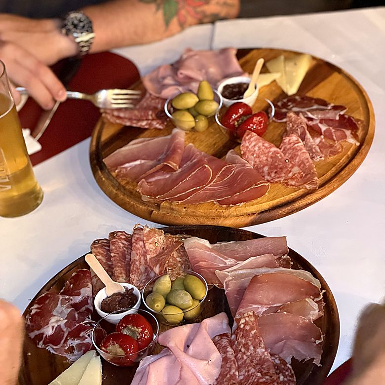 Due taglieri di salumi, formaggi e olive